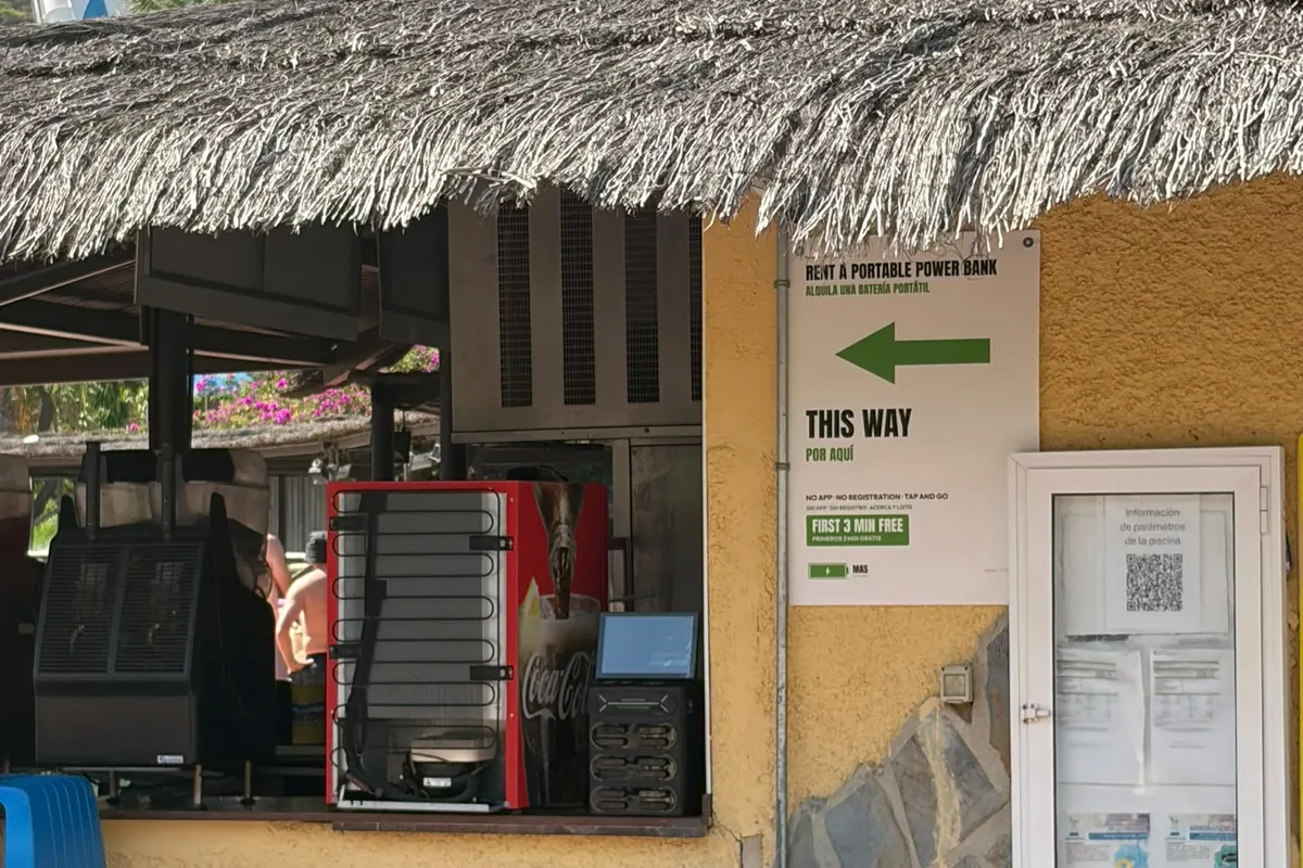 Estaciones MasBattery en la barra de un quiosco de bebidas de Aqualandia, en Benidorm.