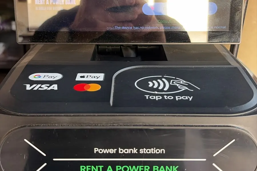 Pantalla y lector de una estación MasBattery: tarjeta, Apple Pay y Google Pay.