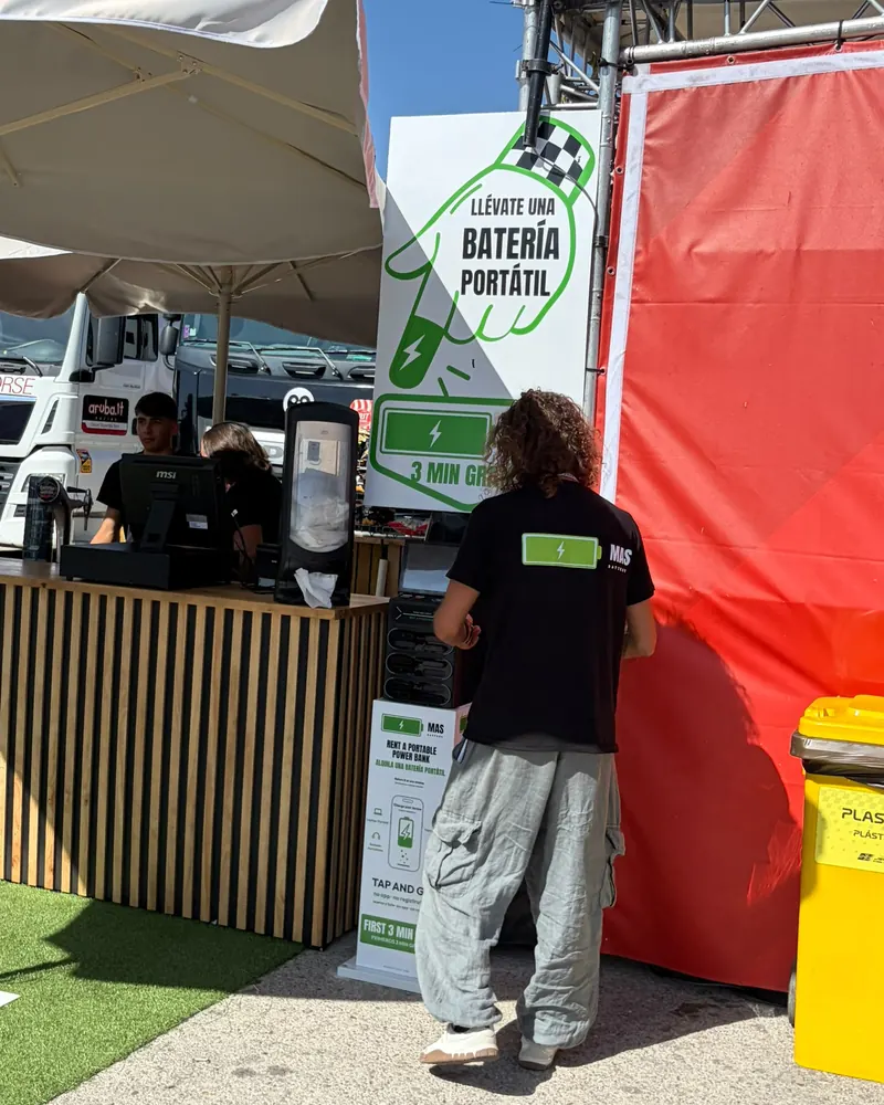 Circuito de Jerez-Ángel Nieto: Estación y cartel junto a la barra.