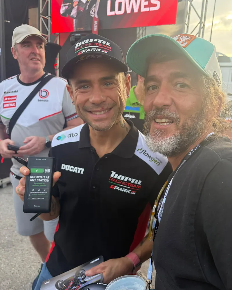 Circuito de Jerez-Ángel Nieto: Un piloto con una batería MasBattery en la mano.