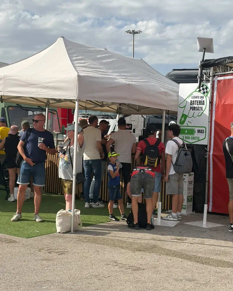Circuito de Jerez-Ángel Nieto: Visitantes en la carpa de MasBattery.